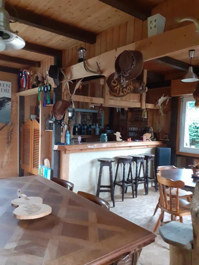 Au Petit Coin Western ル・ホーヴァルト エクステリア 写真